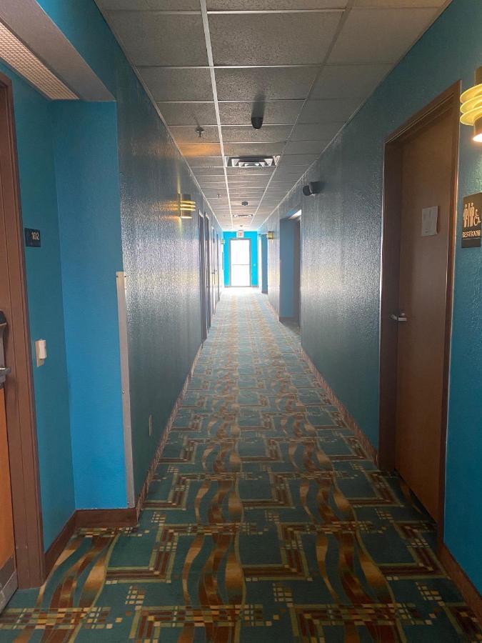 Tropicana Inn And Suites Даллас Экстерьер фото