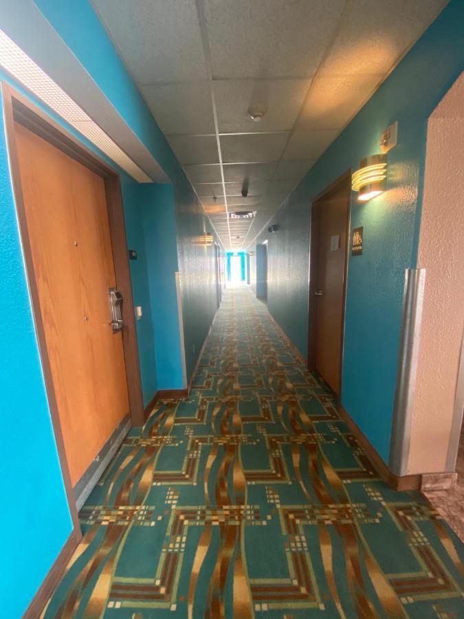 Tropicana Inn And Suites Даллас Экстерьер фото